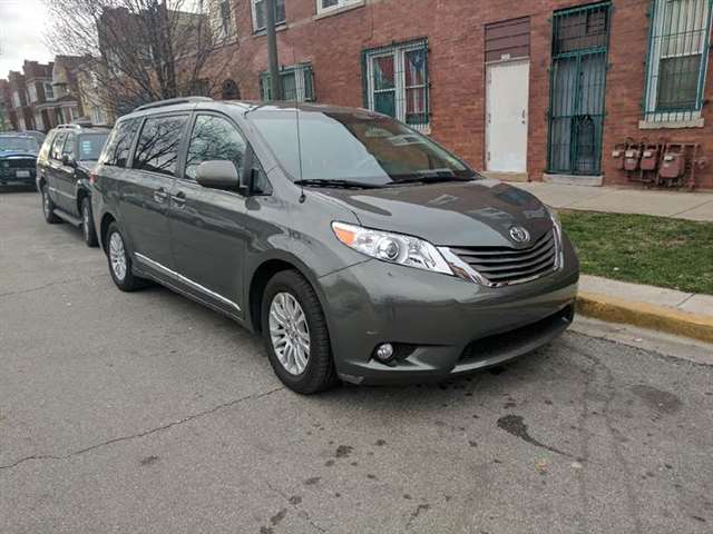 Toyota Sienna 2013 photo 2